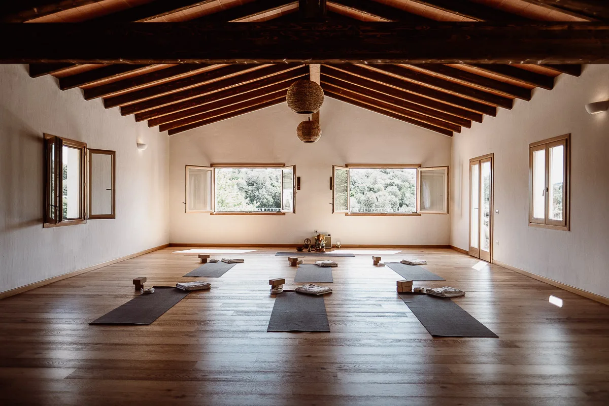 yoga-retreat-sardinien-hall